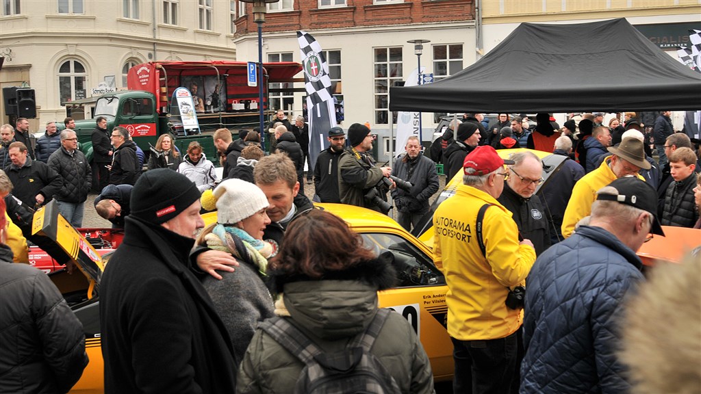 Ved PRE-starten i 2018 var der stor interesse fra publikum, som mødte talstærkt op.
(Foto: Viggo Johansen, Rallypics.dk)